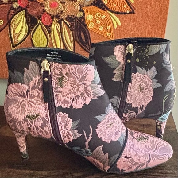 Kelly & Katie| Gorgeous Pink /Black Floral Tapestry Ankle Boots Booties Sz 9 - Picture 4 of 6